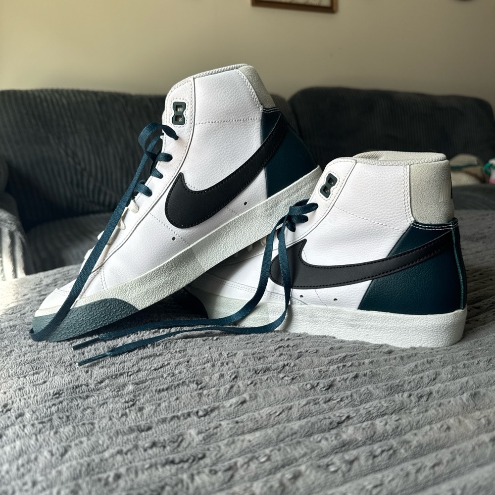 Nike Mid-Top Sneakers White Black Teal
